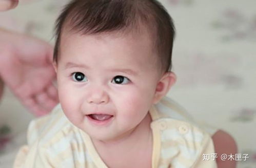 小婴儿吃饱后,总打嗝怎么缓解