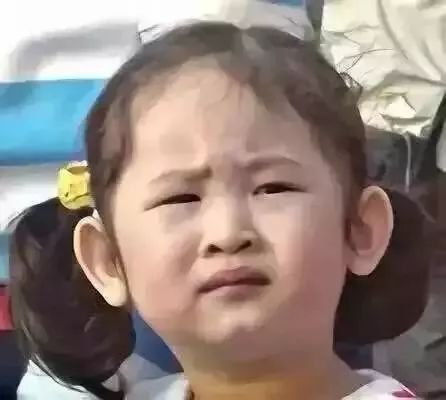 委屈哭的小女孩表情包一边