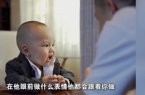 气质拿捏的死死的父亲和一岁儿子仿拍影视剧名场面,小表情绝了