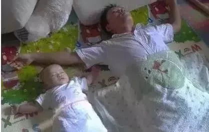 想知道宝宝是不是亲生的,不用做鉴定,会这个动作就能判断