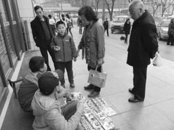 兰州小学生夜市摆地摊该不该