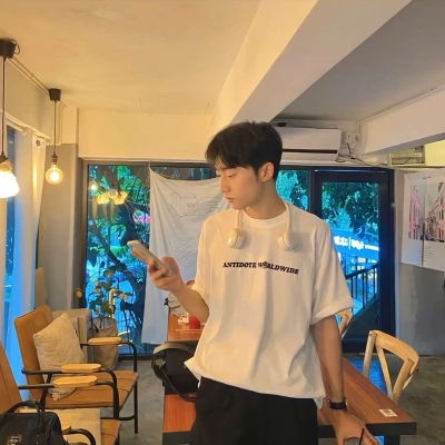 小男孩低着头笑表情包