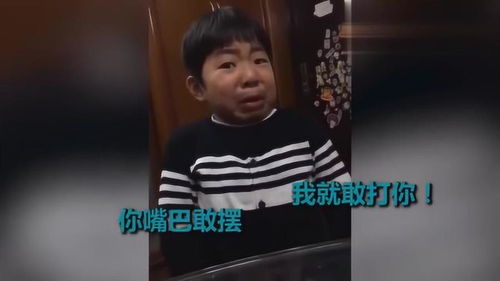 小朋友挑食被训刚要撇嘴哭就被妈妈无情喝止憋屈的小表情