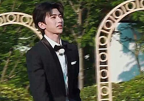 奔跑吧当蔡徐坤新娘出场时,他的表情变化暴露内心,多亏是baby姐