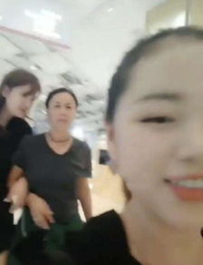 那英商场遭女主播一路偷拍,当众一脚将其踢开网友干得漂亮