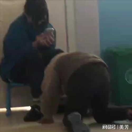河南五岁男孩边哭边对老师磕头,老师骑在男孩脸上,脚踩小孩脸蛋