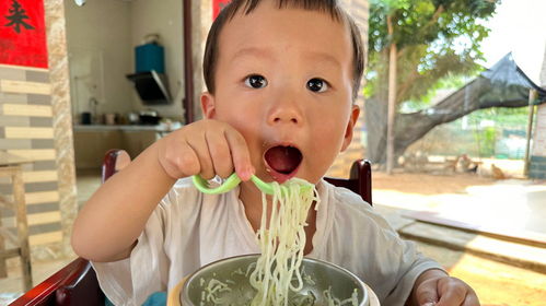 宝宝学习自己吃饭,一口接一口停不下来,表情实在太逗了