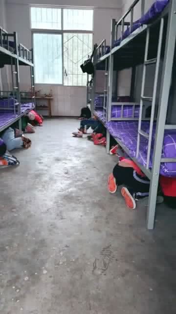 学校地震演习,看学生这表情,是真没拿着当回事啊