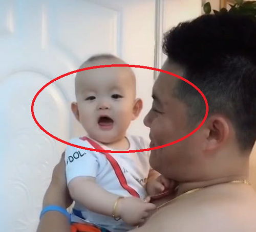 表情爸爸用手敲墙后摸宝宝头,宝宝顿时委屈大哭,网友太戏精了表情