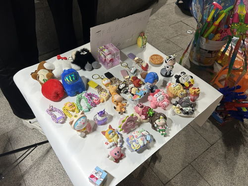 摆地摊成年轻人下班后新消遣上海这个公园开出松弛感满满百姓集市