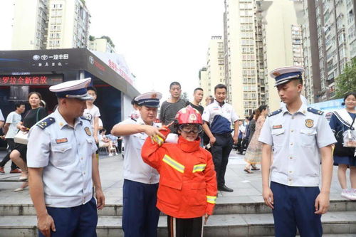 巴中高颜值消防员亮相街头开展摆地摊送安全活动引发千人围观