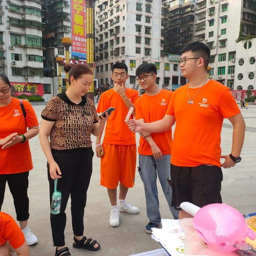 开始摆地摊发生在通江街头,不一样的地摊,吸引了不少人