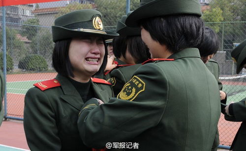 军人表情老兵卸下军衔的那一刻