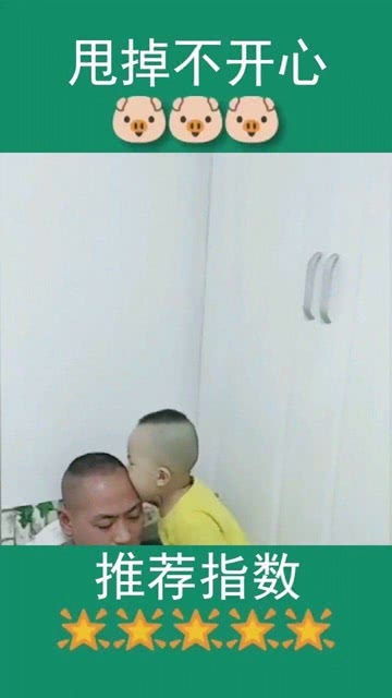 奶爸喝酒回来没洗脸,宝宝咬了一口结果被咸着了,小表情逗死我了