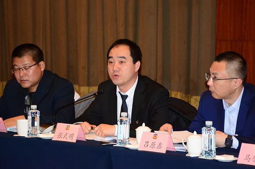 委员认真审议市政协工作报告表情包