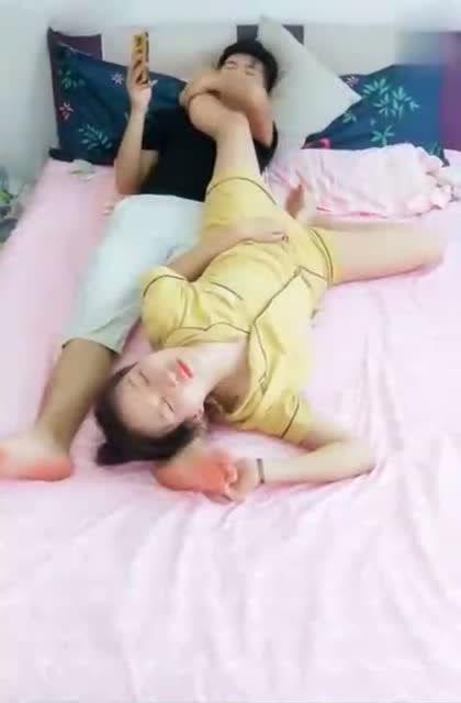 这个视频火了,女朋友的睡姿太奇葩,小伙的表情让我笑抽了