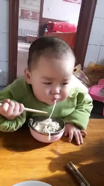 小宝宝第一次学会用筷子吃饭,这表情好满足