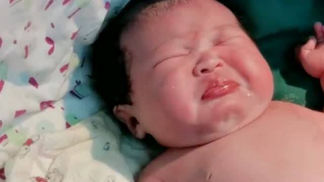 刚出生的宝宝很委屈,妈妈看一眼就开始哭起来,宝宝的表情真是无敌