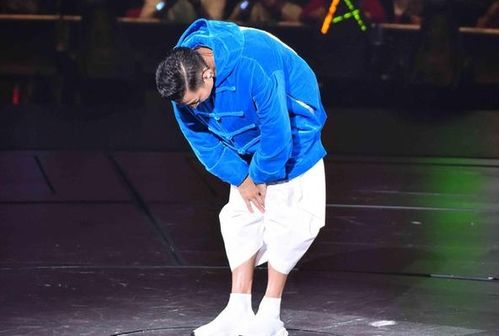 刘德华现场中止演唱会,弯腰鞠躬流泪致歉,却遭全网攻击要求退钱