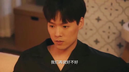 咕咚咕咚总裁放着大别墅不住,跑来女助理出租屋,躺沙发上就睡