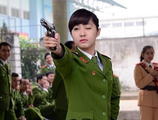 各国女兵拿枪射击,中国女兵霸气十足,越南女兵表情很美