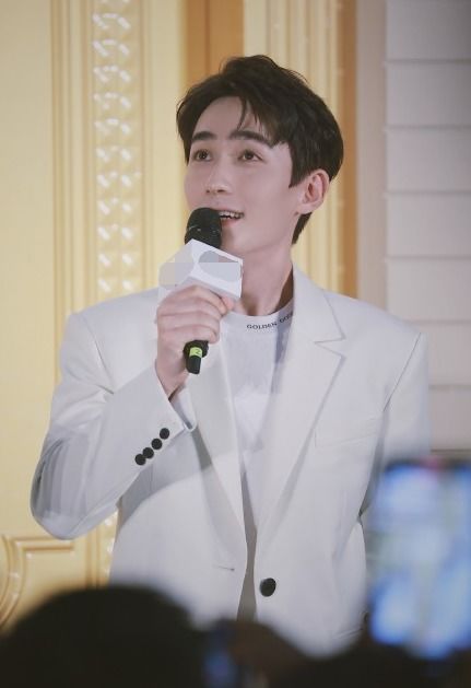 表情朱一龙被齐呼兄弟龙哥后槽牙嫌弃警告粉丝面面差点放出来...表情