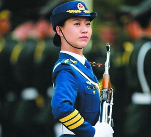 表情仪仗女兵中队长,是咱山东姑娘表情