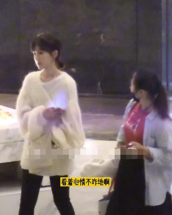 杨玏和女生逛街后,毛晓彤被拍心情不好,表情不耐烦助理不敢讲话