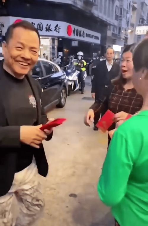 65岁崩牙驹街头给老人发红包,面色和善惹人亲,并邀约一起聚餐