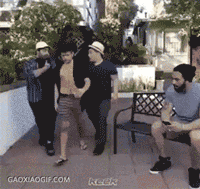 搞笑gif囧图丨姑娘看到什么了表情这么恐怖