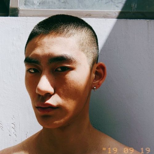 林小宅前男友晒光头照片,自认为很帅,却遭到网友一致吐槽